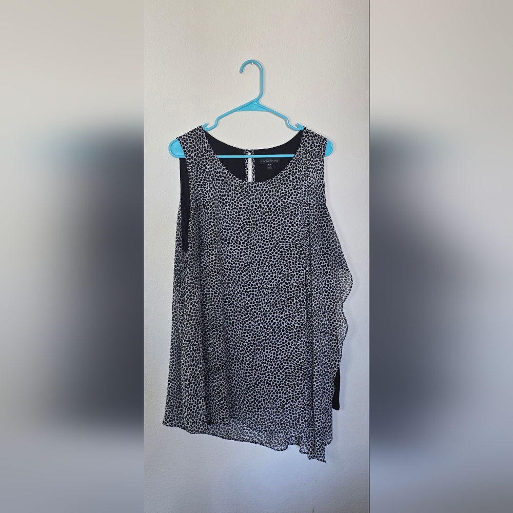Lane Bryant Black & White Flowy Asymmetrical Sleeveless Blouse Size 18/20